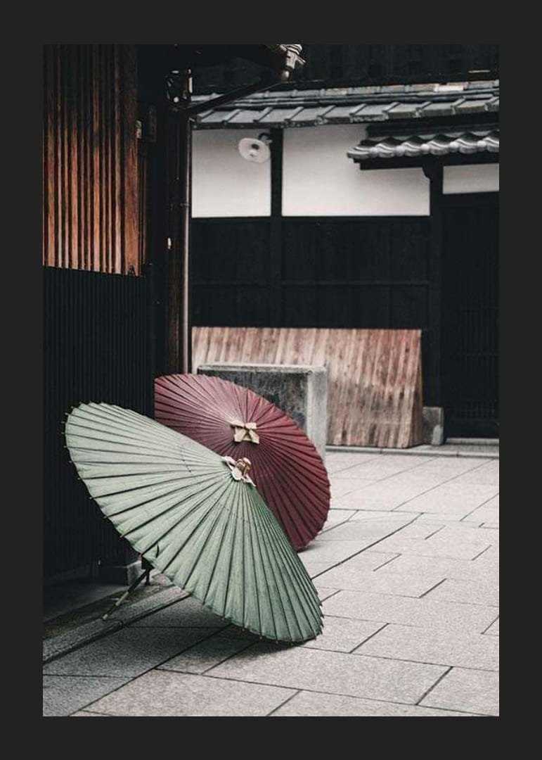 Fotografi av rött och grönt japanskt parasoll mot träfasad-12