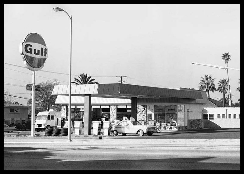 Sort-hvidt foto af Gulf-tankstation med klassiske biler-12