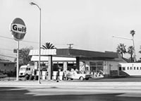 Sort-hvidt foto af Gulf-tankstation med klassiske biler-7