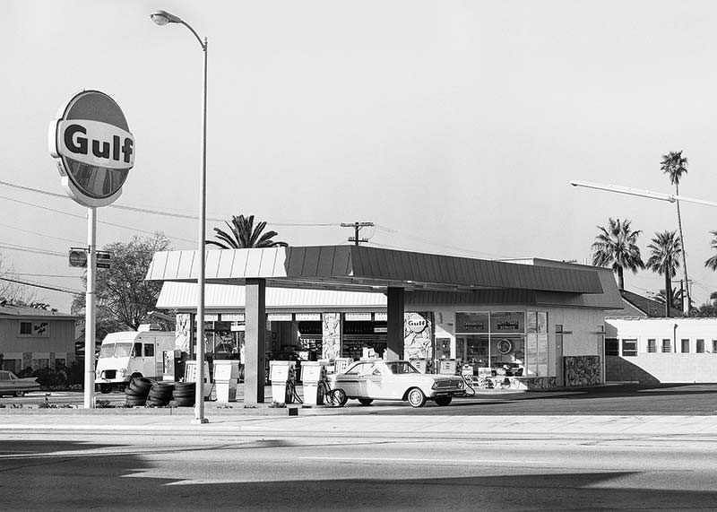 Sort-hvidt foto af Gulf-tankstation med klassiske biler-12
