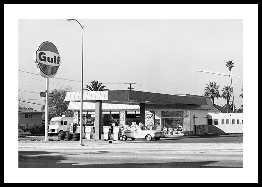 Sort-hvidt foto af Gulf-tankstation med klassiske biler-12
