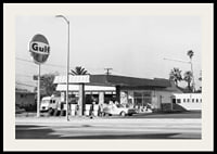 Sort-hvidt foto af Gulf-tankstation med klassiske biler-2