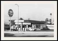 Sort-hvidt foto af Gulf-tankstation med klassiske biler-2