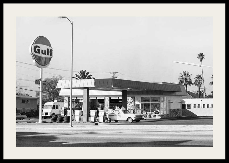 Sort-hvidt foto af Gulf-tankstation med klassiske biler-12