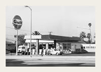 Sort-hvidt foto af Gulf-tankstation med klassiske biler-3