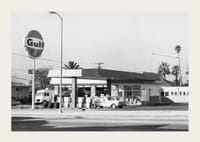 Sort-hvidt foto af Gulf-tankstation med klassiske biler-3