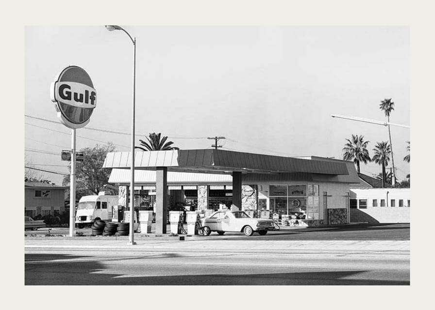 Sort-hvidt foto af Gulf-tankstation med klassiske biler-12