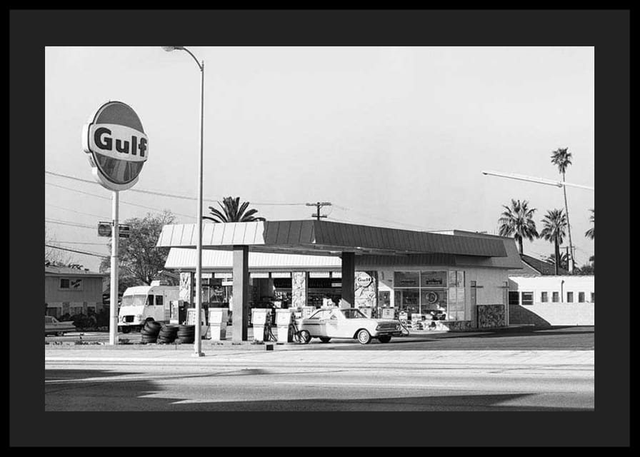 Sort-hvidt foto af Gulf-tankstation med klassiske biler-12