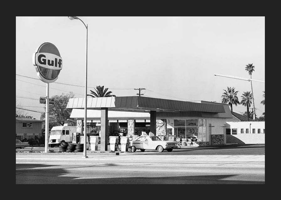 Sort-hvidt foto af Gulf-tankstation med klassiske biler-12