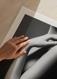 Svartvitt fotografi av kvinnas överkropp och arm i profil-9