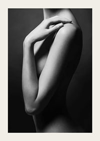 Svartvitt fotografi av kvinnas överkropp och arm i profil-3