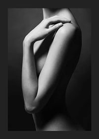 Svartvitt fotografi av kvinnas överkropp och arm i profil-5
