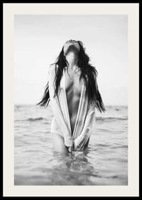 Fekete-fehér fénykép egy nedves hajú nőről az óceánban-2