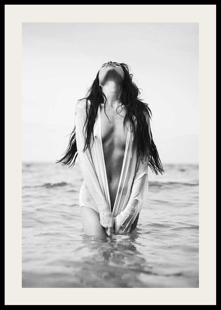 Fekete-fehér fénykép egy nedves hajú nőről az óceánban-12