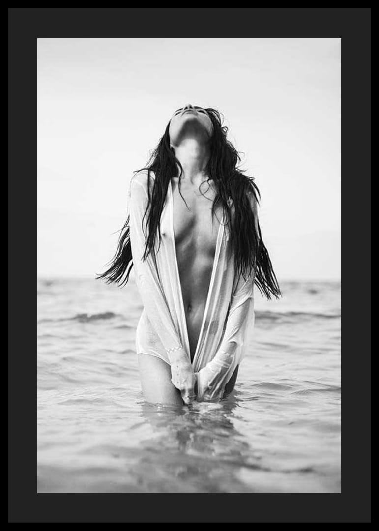 Fekete-fehér fénykép egy nedves hajú nőről az óceánban-12