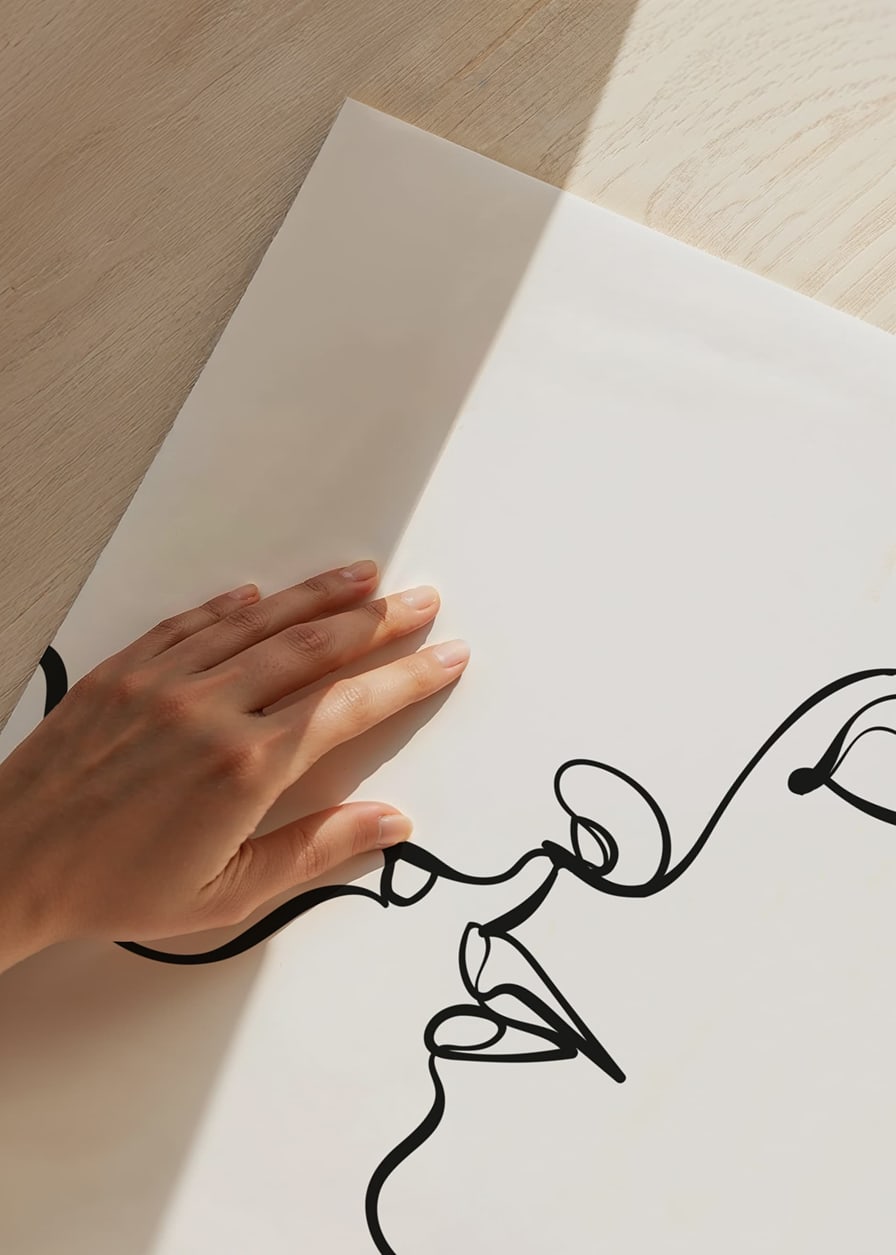 Dessin au trait minimaliste avec deux visages se rapprochant l'un de l'autre-12