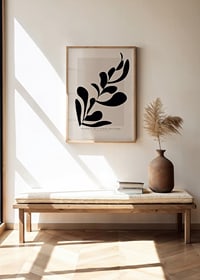 Abstrakt svart bladform mot beige rektangel, minimalistisk stil-2