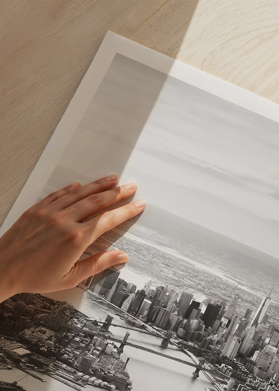 Svartvitt flygfoto över Manhattan med broar och skyline-12