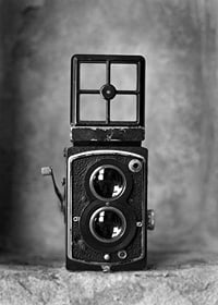 Svartvit fotografi av en vintage tvåögd kamera i närbild-7