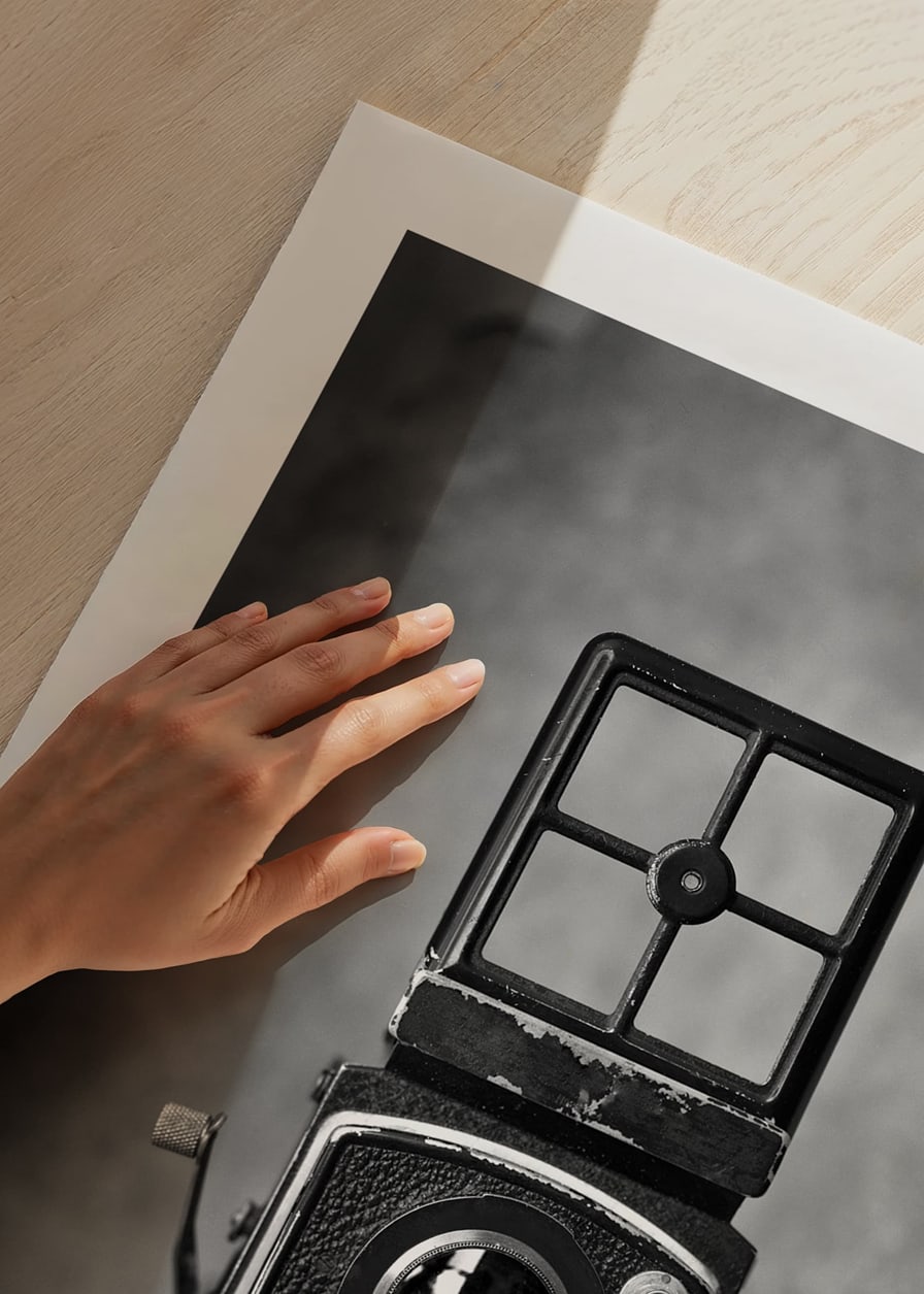 Svartvit fotografi av en vintage tvåögd kamera i närbild-12