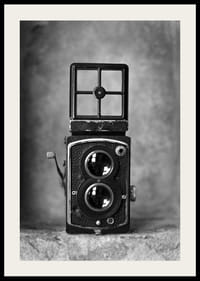 Svart-hvitt-fotografi av et vintage kikkertkamera i nærbilde-2