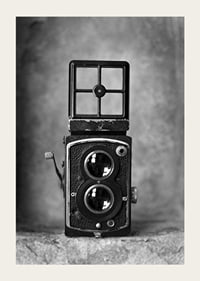 Svartvit fotografi av en vintage tvåögd kamera i närbild-3