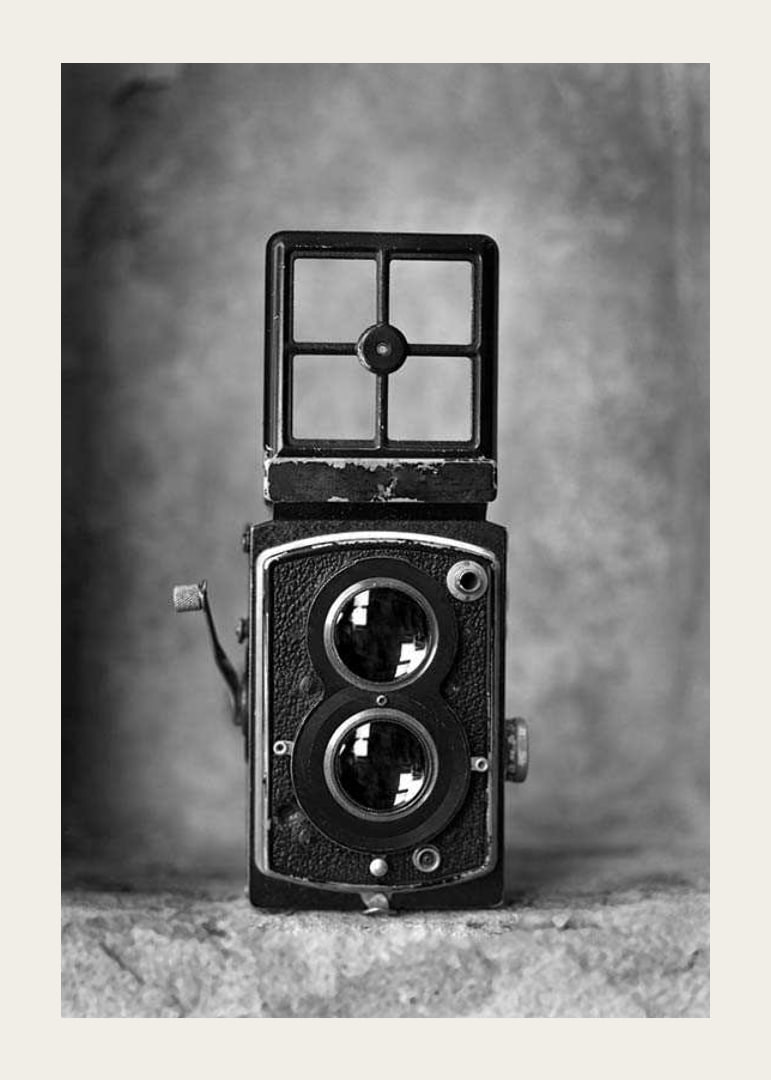 Svartvit fotografi av en vintage tvåögd kamera i närbild-12