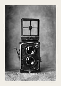 Svart-hvitt-fotografi av et vintage kikkertkamera i nærbilde-3