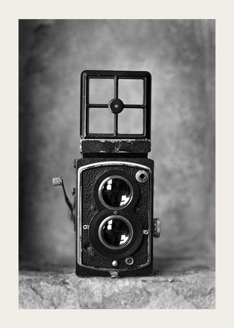 Svart-hvitt-fotografi av et vintage kikkertkamera i nærbilde-12