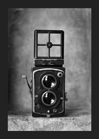 Svart-hvitt-fotografi av et vintage kikkertkamera i nærbilde-5