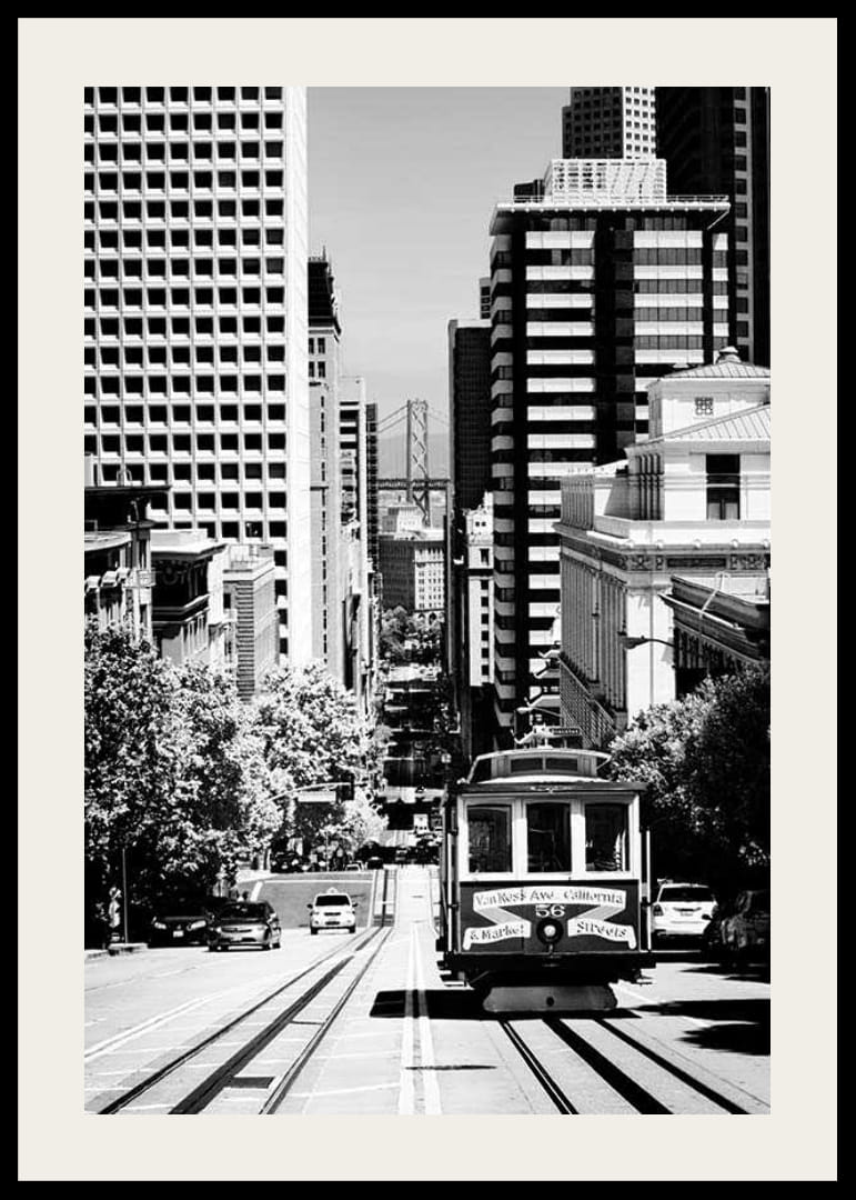 Mustavalkoinen kuva raitiovaunusta jyrkällä kadulla San Franciscossa-12