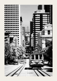 Mustavalkoinen kuva raitiovaunusta jyrkällä kadulla San Franciscossa-3