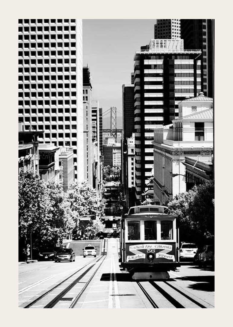 Mustavalkoinen kuva raitiovaunusta jyrkällä kadulla San Franciscossa-12