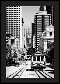 Mustavalkoinen kuva raitiovaunusta jyrkällä kadulla San Franciscossa-4