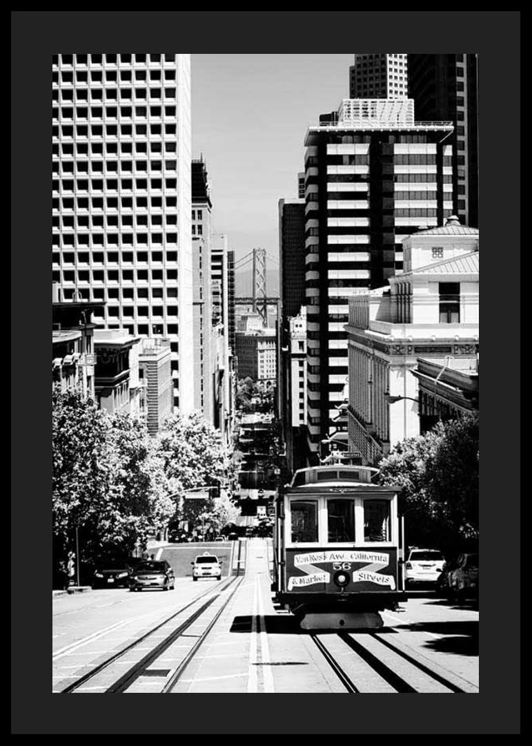 Mustavalkoinen kuva raitiovaunusta jyrkällä kadulla San Franciscossa-12