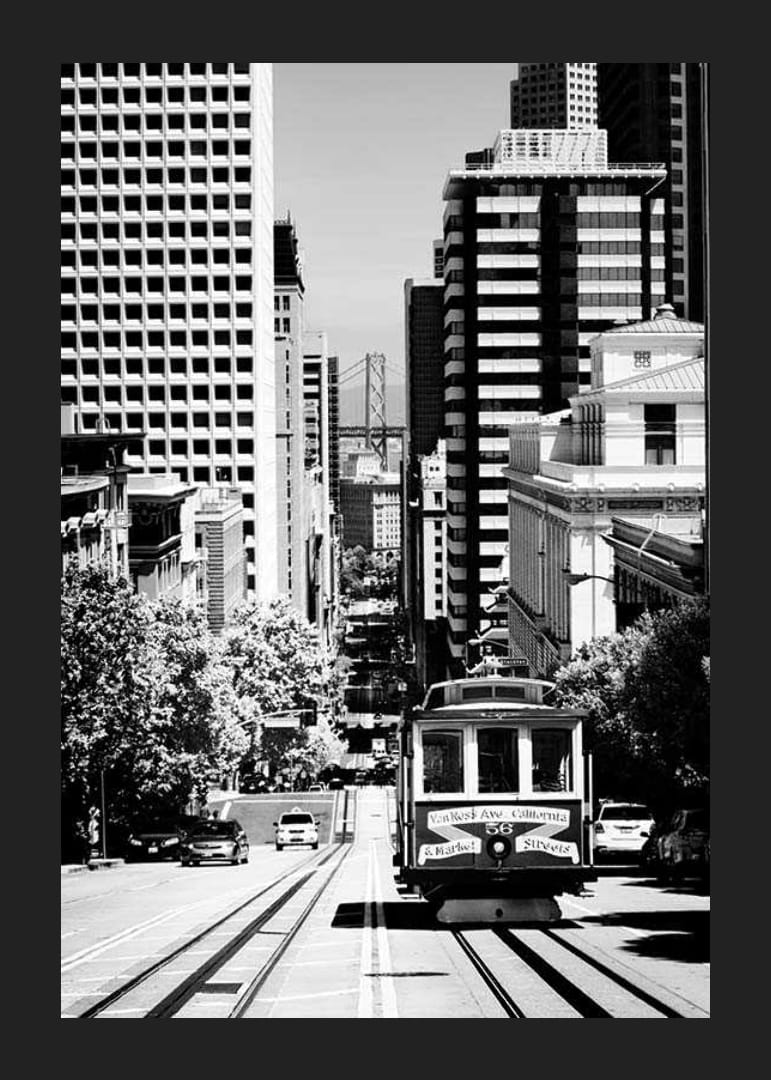Mustavalkoinen kuva raitiovaunusta jyrkällä kadulla San Franciscossa-12