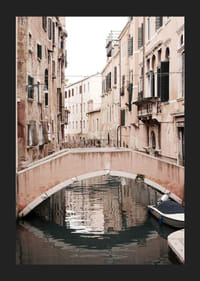Fotografía de un puente veneciano sobre un canal estrecho, en tonos pastel apagados.-5