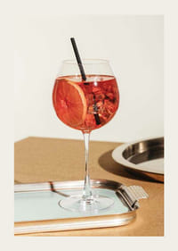 Nahaufnahme von Aperol Spritz im Weinglas mit Orangenscheibe-3