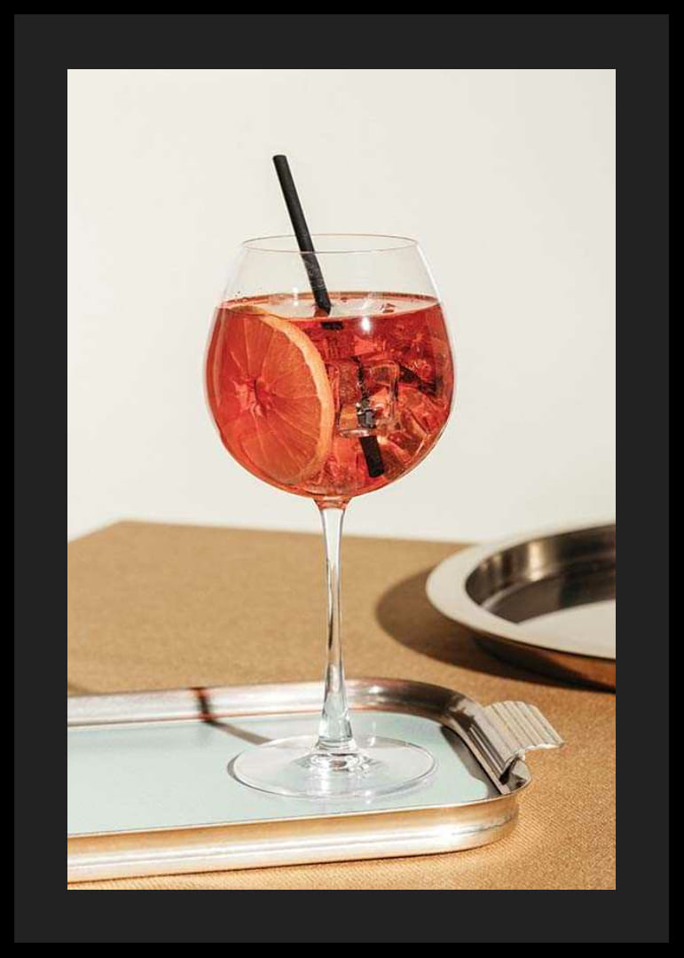 Nahaufnahme von Aperol Spritz im Weinglas mit Orangenscheibe-12