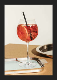 Nahaufnahme von Aperol Spritz im Weinglas mit Orangenscheibe-5