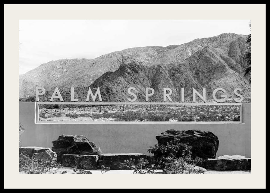 Čiernobiela fotografia nápisu Palm Springs s horami v pozadí-12
