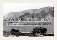 Čiernobiela fotografia nápisu Palm Springs s horami v pozadí-3