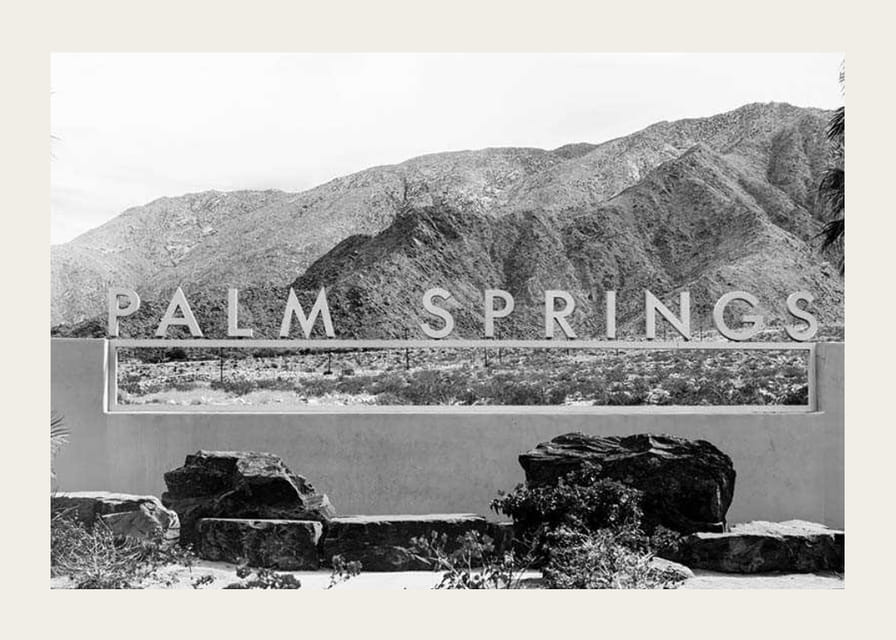Čiernobiela fotografia nápisu Palm Springs s horami v pozadí-12