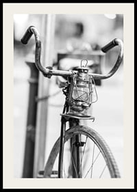 Svartvit närbild av gammal cykel med lykta på styret-2