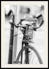 Schwarz-weiße Nahaufnahme eines alten Fahrrads mit Laterne am Lenker-2
