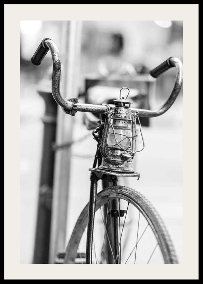 Schwarz-weiße Nahaufnahme eines alten Fahrrads mit Laterne am Lenker-12