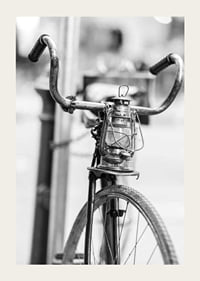Svartvit närbild av gammal cykel med lykta på styret-3