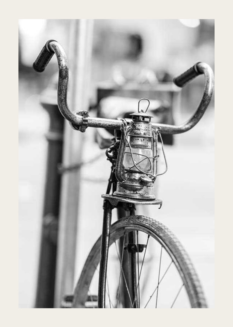 Svartvit närbild av gammal cykel med lykta på styret-12
