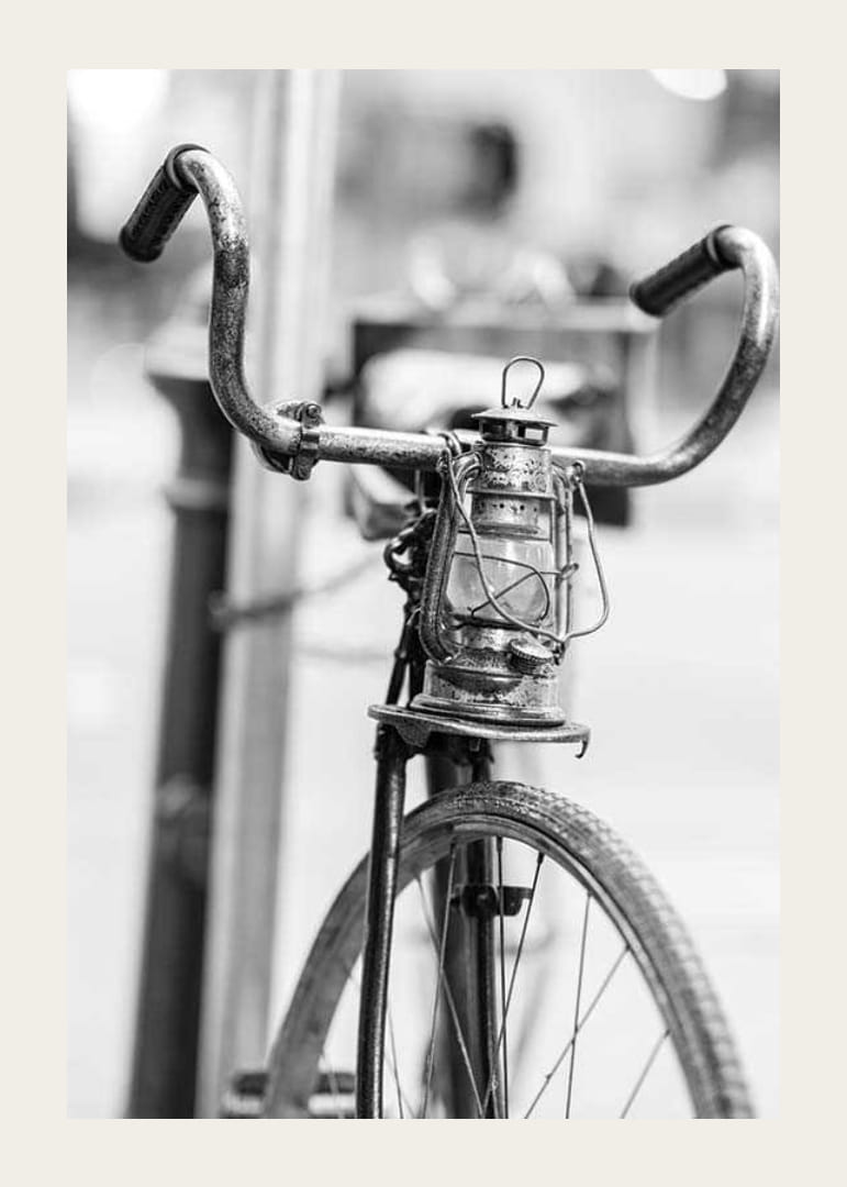 Schwarz-weiße Nahaufnahme eines alten Fahrrads mit Laterne am Lenker-12