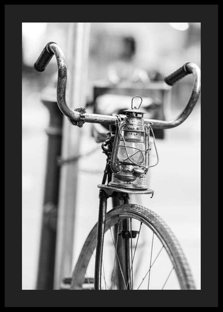 Svartvit närbild av gammal cykel med lykta på styret-12
